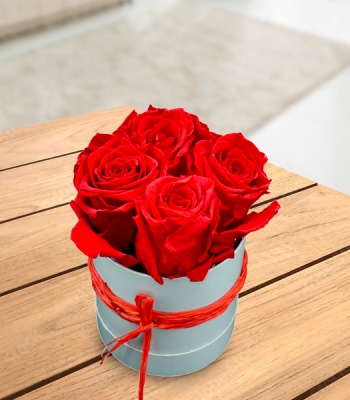 4 Red Roses in A Hat Box