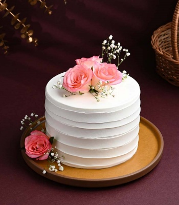 Vanilla Cream Cake with Roses