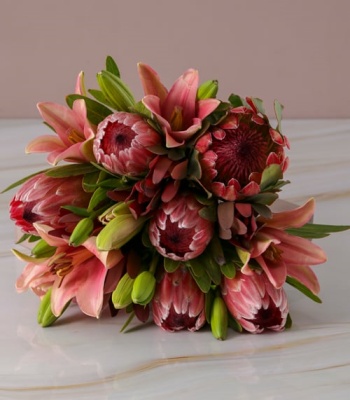 Mix Proteas With Pink Lilies