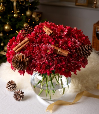 Christmas Flowers with Cinnamon Sticks and Rustic Pinecones