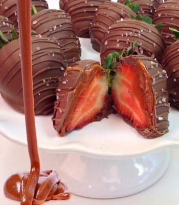 Salt & Caramel Chocolate Strawberries - 12 Pieces